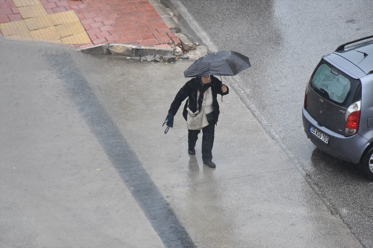 Antalya'da dün akşam saatlerinde başlayan ve sabah da devam eden yağış, zaman zaman şiddetini...