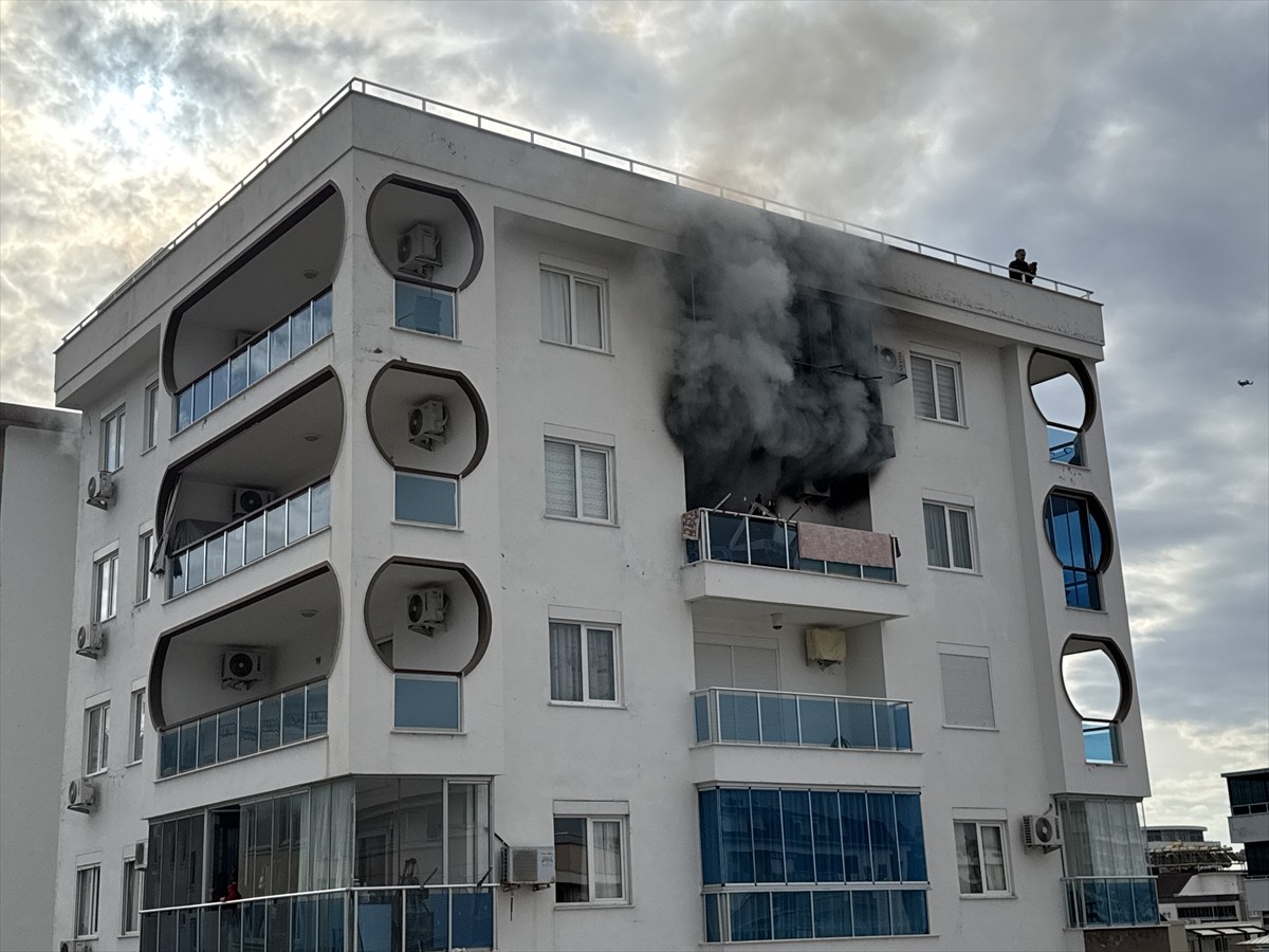 Antalya'nın Alanya ilçesinde bir rezidansta çıkan yangın itfaiye ekiplerince söndürüldü.