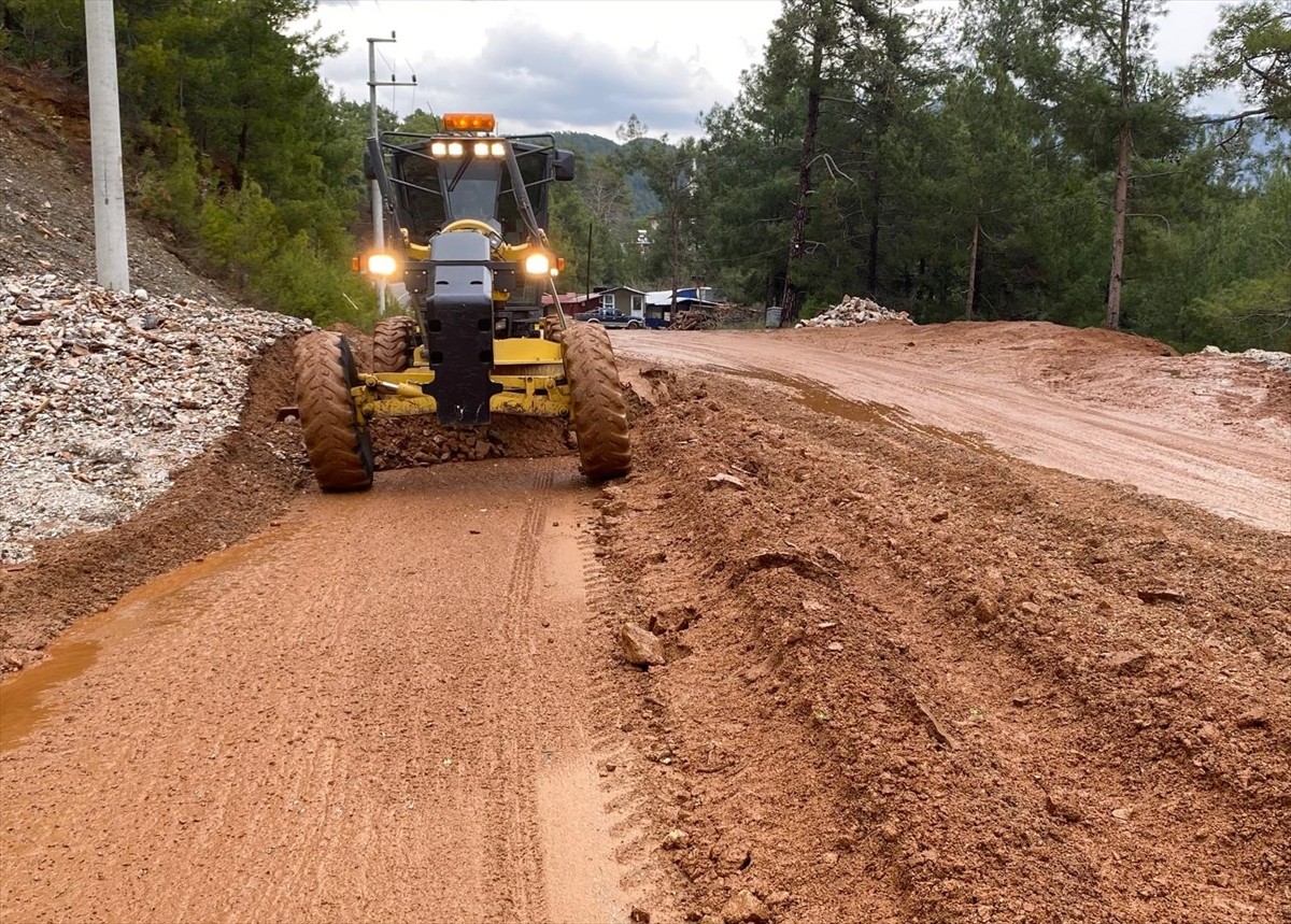 Antalya'nın Alanya ilçesinde fırtına, heyelan ve göçük nedeniyle kapanan kara yolları ulaşıma...