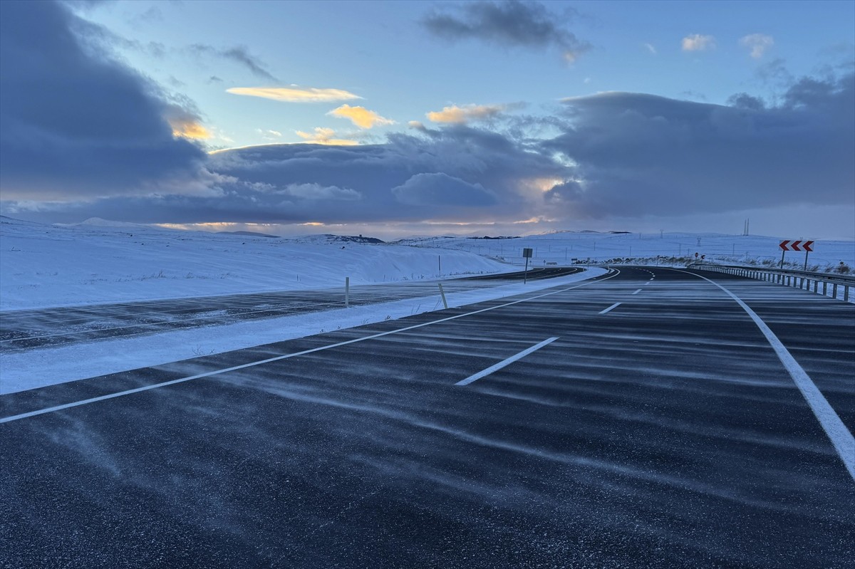 Ardahan'da Çıldır-Aktaş Gümrük Kapısı'na geçiş sağlayan Ardahan-Çıldır kara yolunda etkisini...