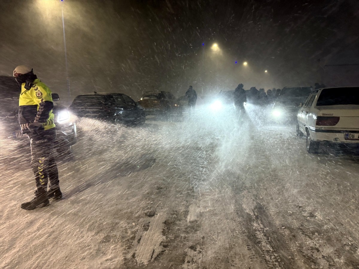 Ardahan'da kar yağışı ve yoğun tipi etkili oldu.