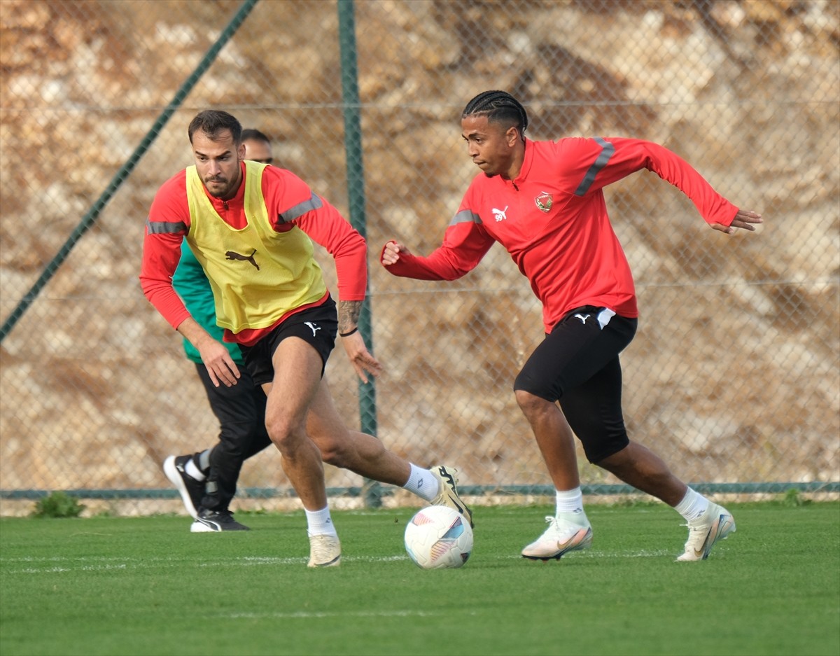 Atakaş Hatayspor, Trendyol Süper Lig'in 15. haftasında deplasmanda RAMS Başakşehir ile oynayacağı...