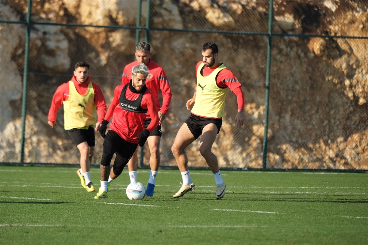 Atakaş Hatayspor, Trendyol Süper Lig'in 17. haftasında Mersin'de Adana Demirspor ile yapacağı...