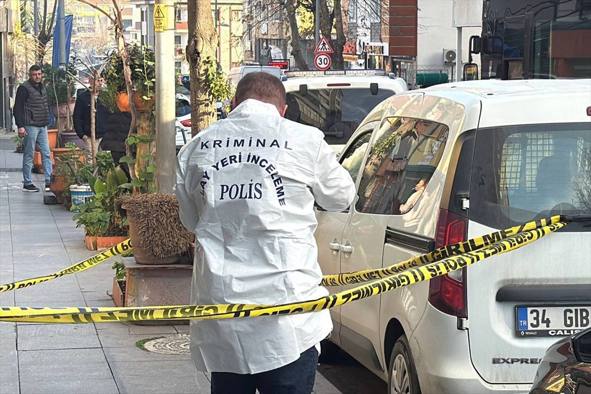 Ataşehir'de apartman yöneticisi park yeri yüzünden tartıştığı terzi tarafından silahla vurularak...