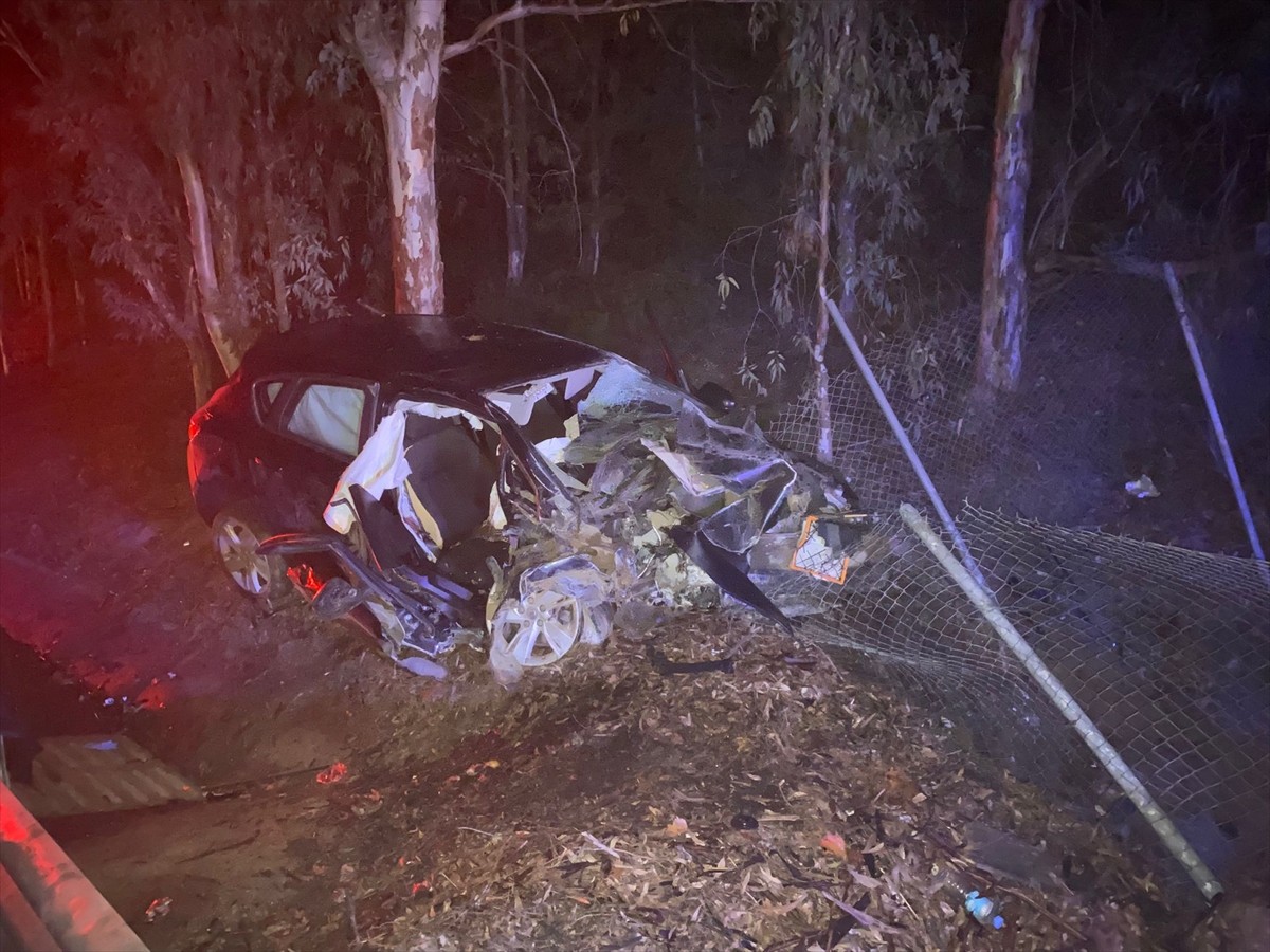 Aydın'ın Germencik ilçesinde otomobilin bariyerlere çarpması sonucu 1 kişi öldü, 3 kişi...