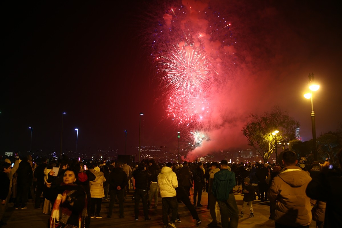 Azerbaycan, yeni yıla havai fişek gösterileriyle "merhaba" dedi. Hazar Denizi kıyısındaki Ulusal...