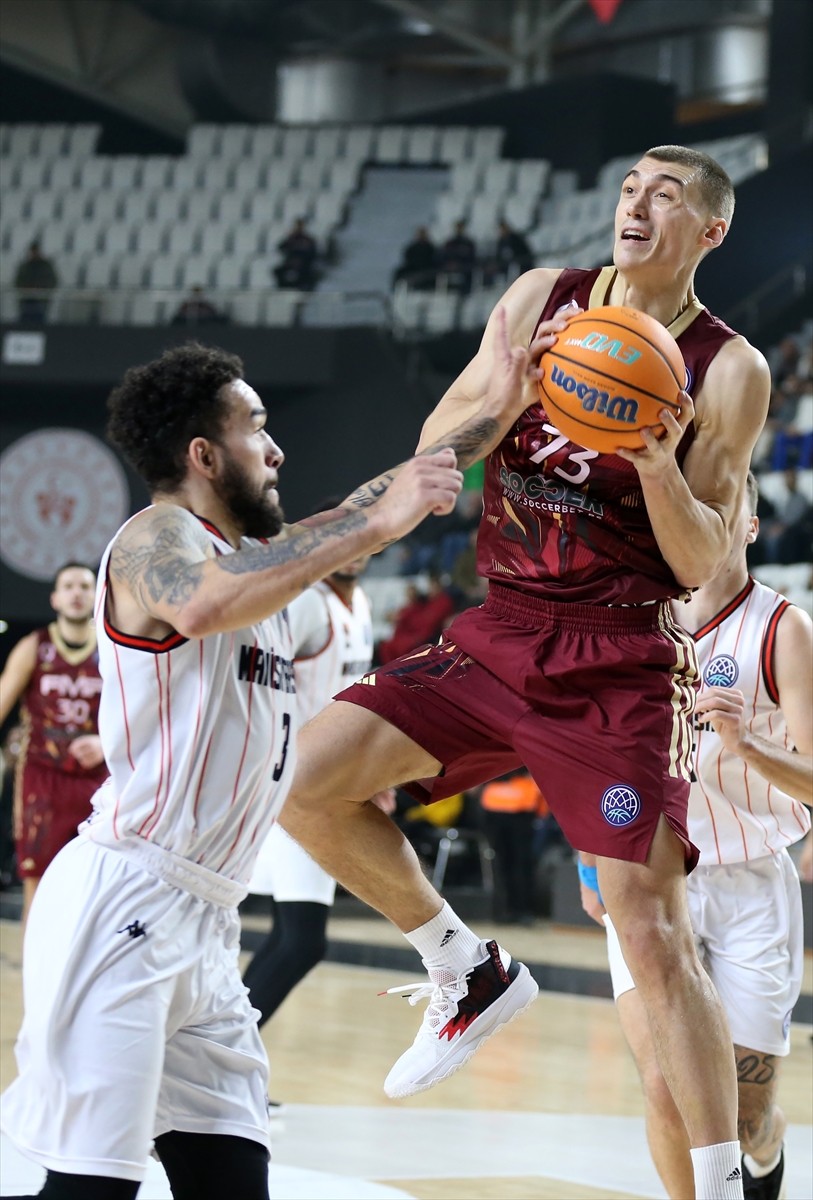 Basketbol Şampiyonlar Ligi H Grubu son maçında Manisa Basket ile Sırbistan ekibi FMP, Muradiye...