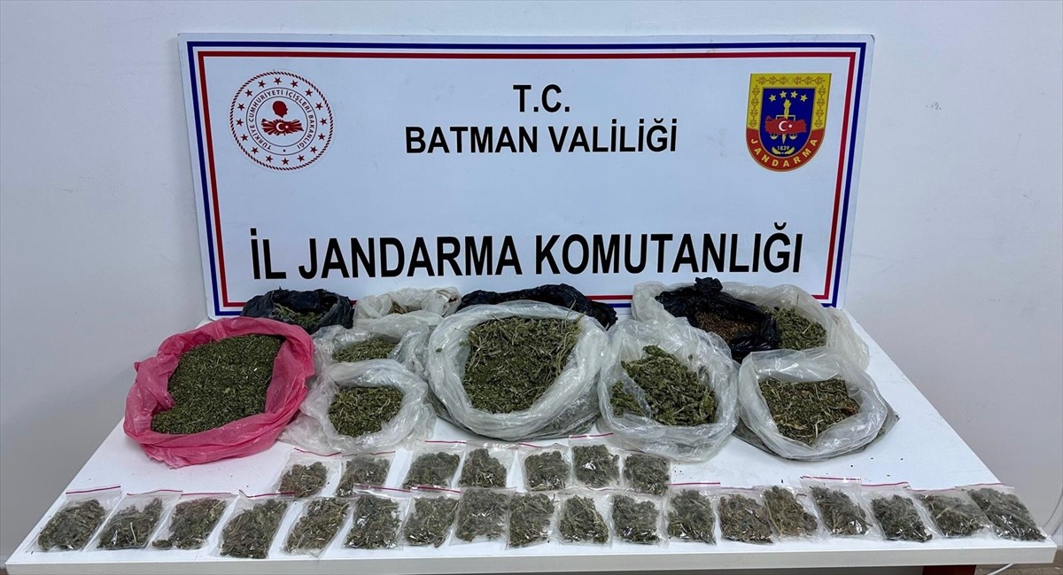 Batman'da düzenlenen uyuşturucu operasyonunda gözaltına alınan şüpheli tutuklandı. Şüphelinin...