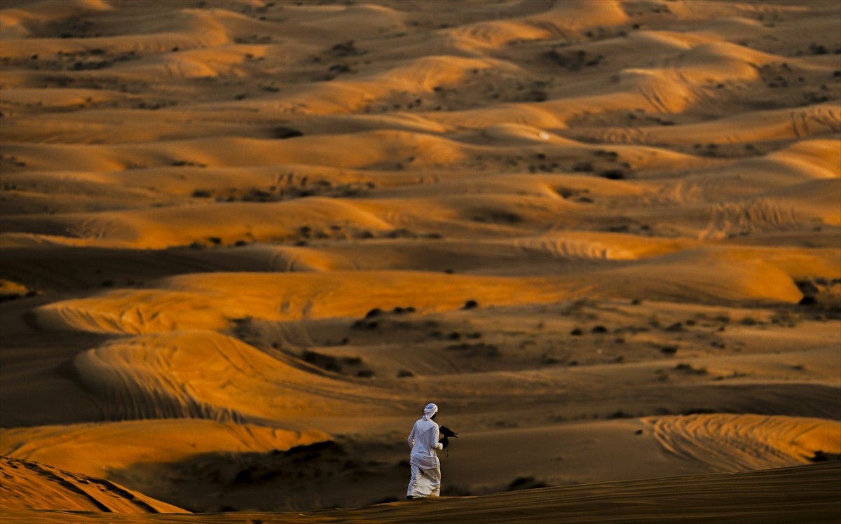 Birleşik Arap Emirlikleri'nin (BAE) Dubai şehrinde her yıl milyonlarca turist, çöl safarisiyle kum...