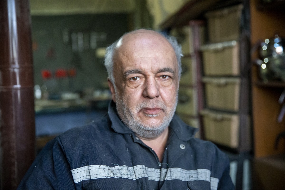 Bolu'da yaşayan Zafer Yıldız, kayınpederinden miras kalan dükkanda kırılan çaydanlıkları ve...