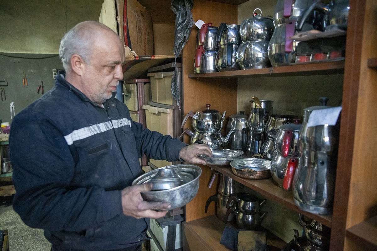 Bolu'da yaşayan Zafer Yıldız, kayınpederinden miras kalan dükkanda kırılan çaydanlıkları ve...
