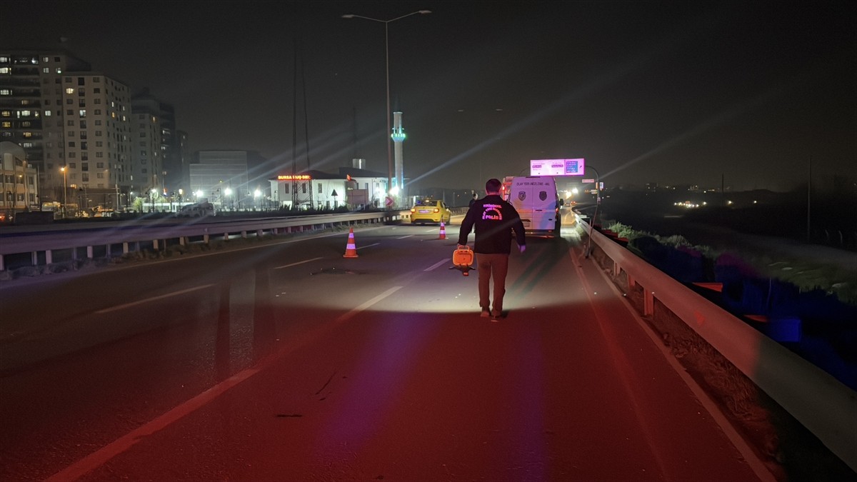 Bursa'nın Yıldırım ilçesinde vince arkadan çarpan motosikletteki 2 kişi ağır yaralandı.