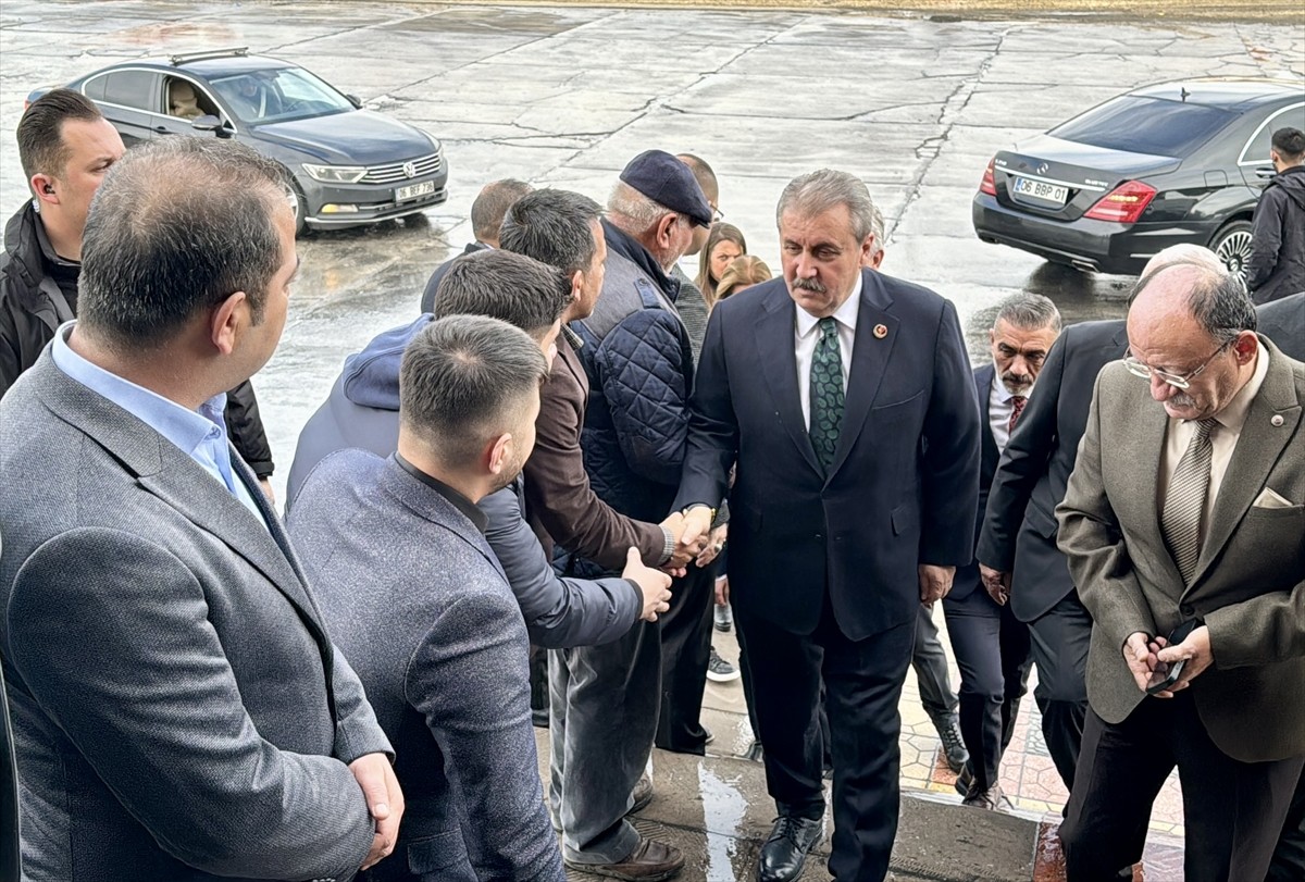 Büyük Birlik Partisi (BBP) Genel Başkanı Mustafa Destici, Mucur ilçesi yakınlarındaki bir dinlenme...