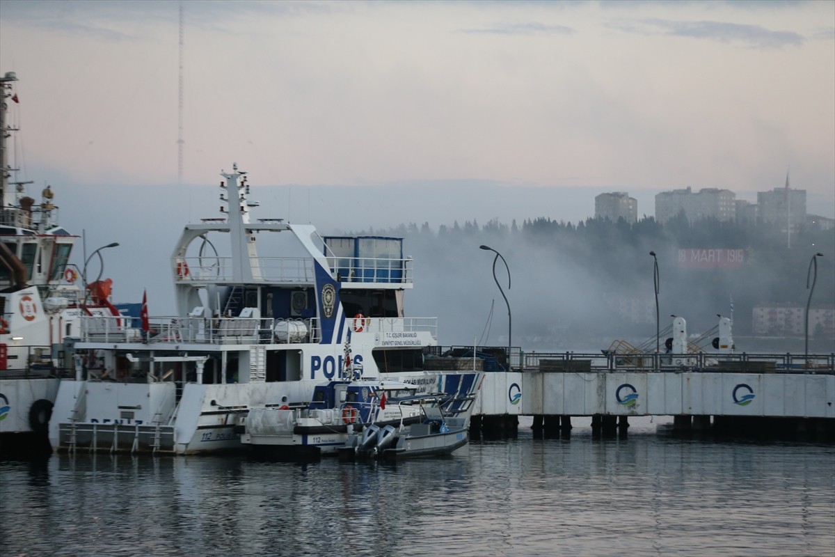 Çanakkale Boğazı'nda etkili olan yoğun sis nedeniyle çift yönlü transit gemi trafiği geçici olarak...
