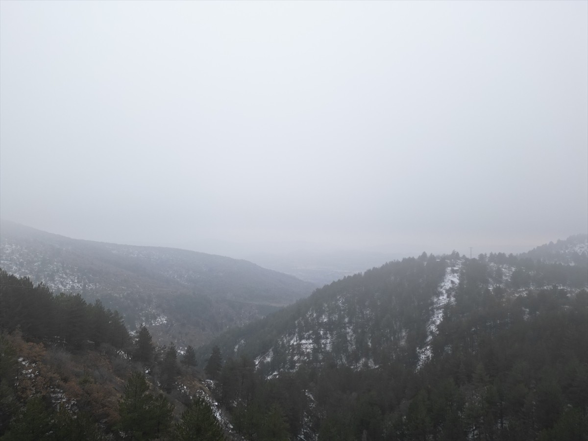 Çankırı'nın Yapraklı ilçesinde dağların üzerindeki kar ile sis tabakası dronla kaydedildi.