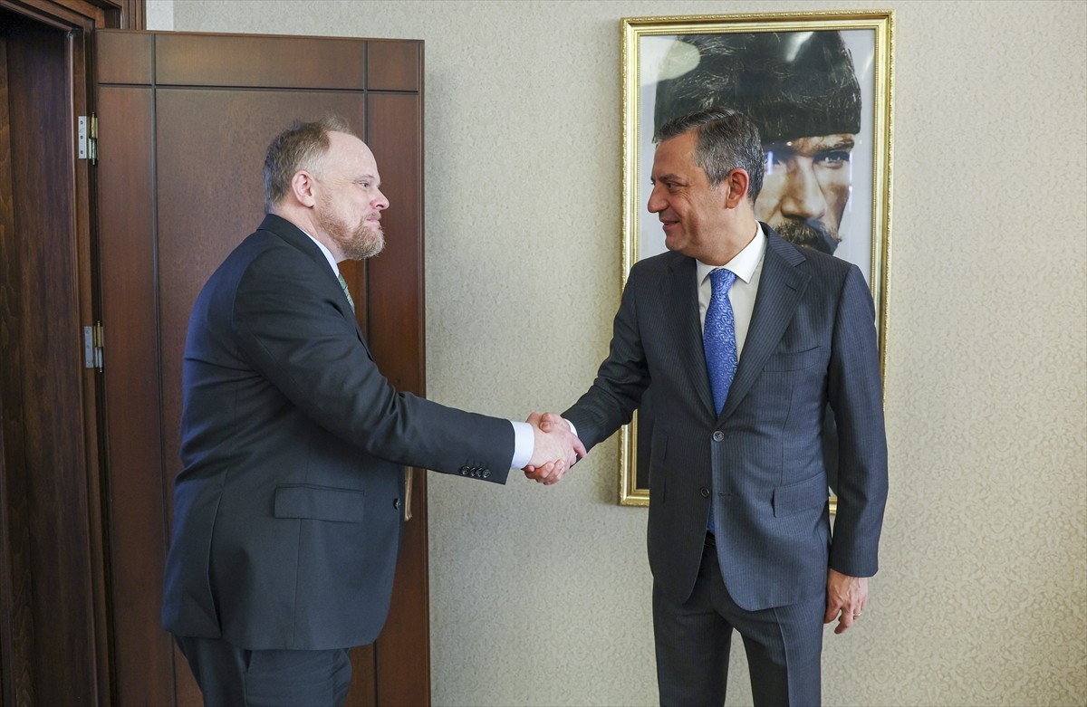 CHP Genel Başkanı Özgür Özel (sağda), Kanada'nın Ankara Büyükelçisi Kevin Hamilton'u (solda) parti...