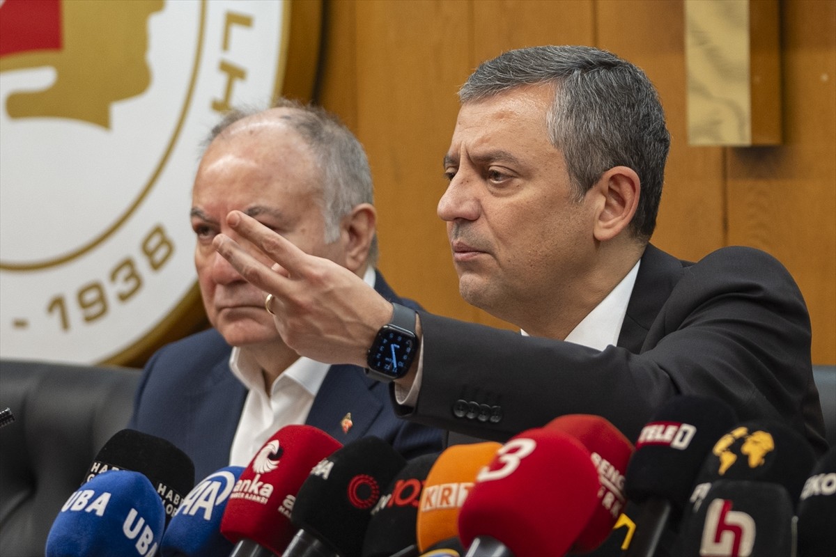 CHP Genel Başkanı Özgür Özel, TÜRK-İŞ Genel Başkanı Ergün Atalay'ı ziyaret etti. Özel, TÜRK-İŞ...