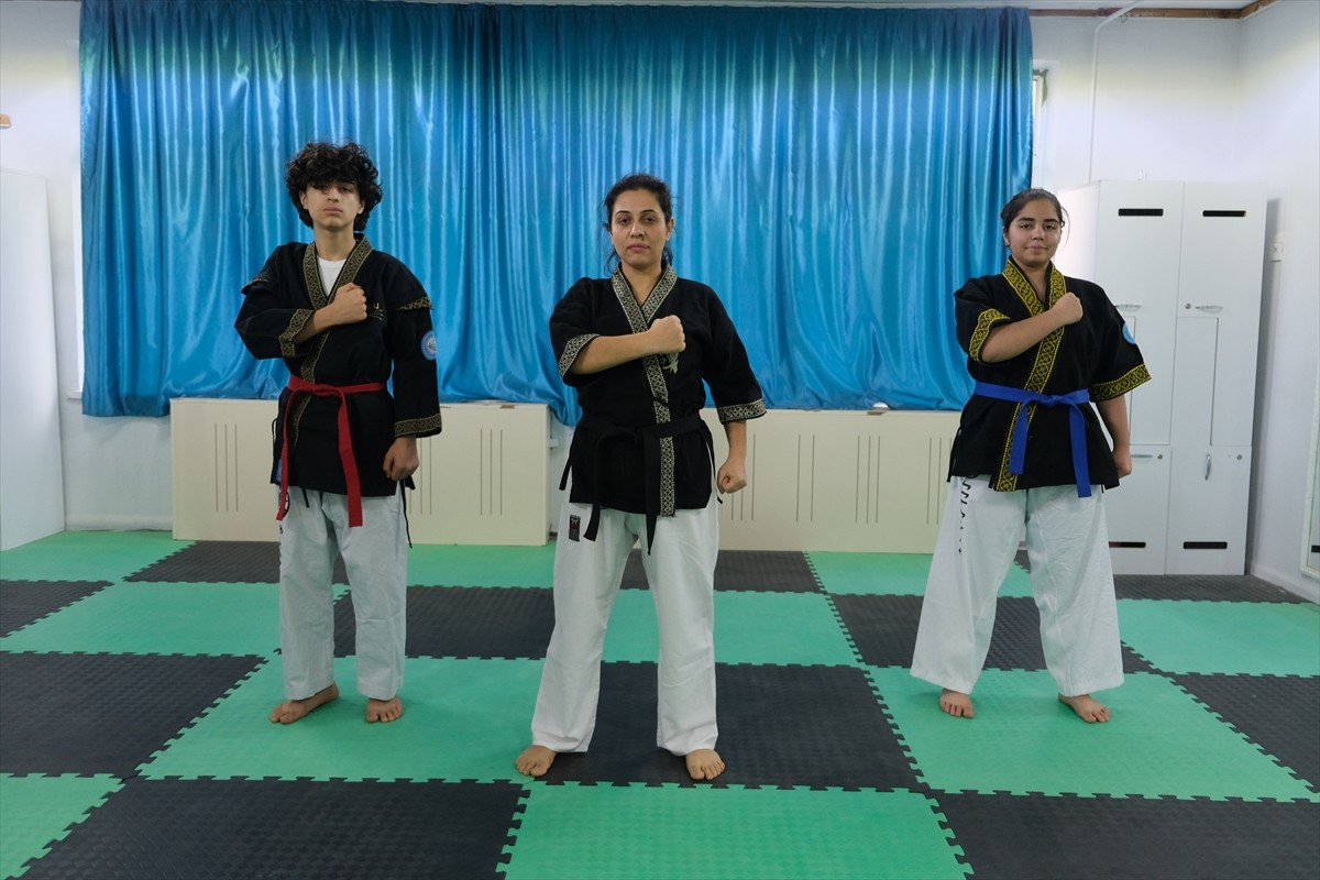 Dünya Alpagut Şampiyonası'nda birincilik kazanan ikiz kardeşler Mina Anka (sağda) ve Anhar Yuşa...