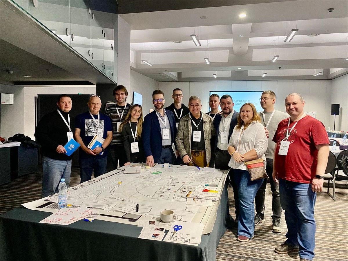 Dünya Sağlık Örgütünde (DSÖ) "toplu yaralanma yönetimi eğiticileri" arasında yer alan acil tıp...