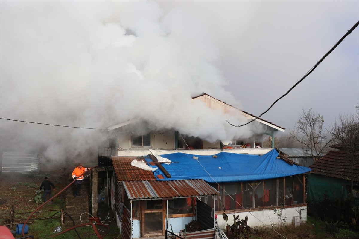 Düzce'nin Cumayeri ilçesinde iki katlı evde çıkan yangın itfaiye ekiplerince söndürüldü.