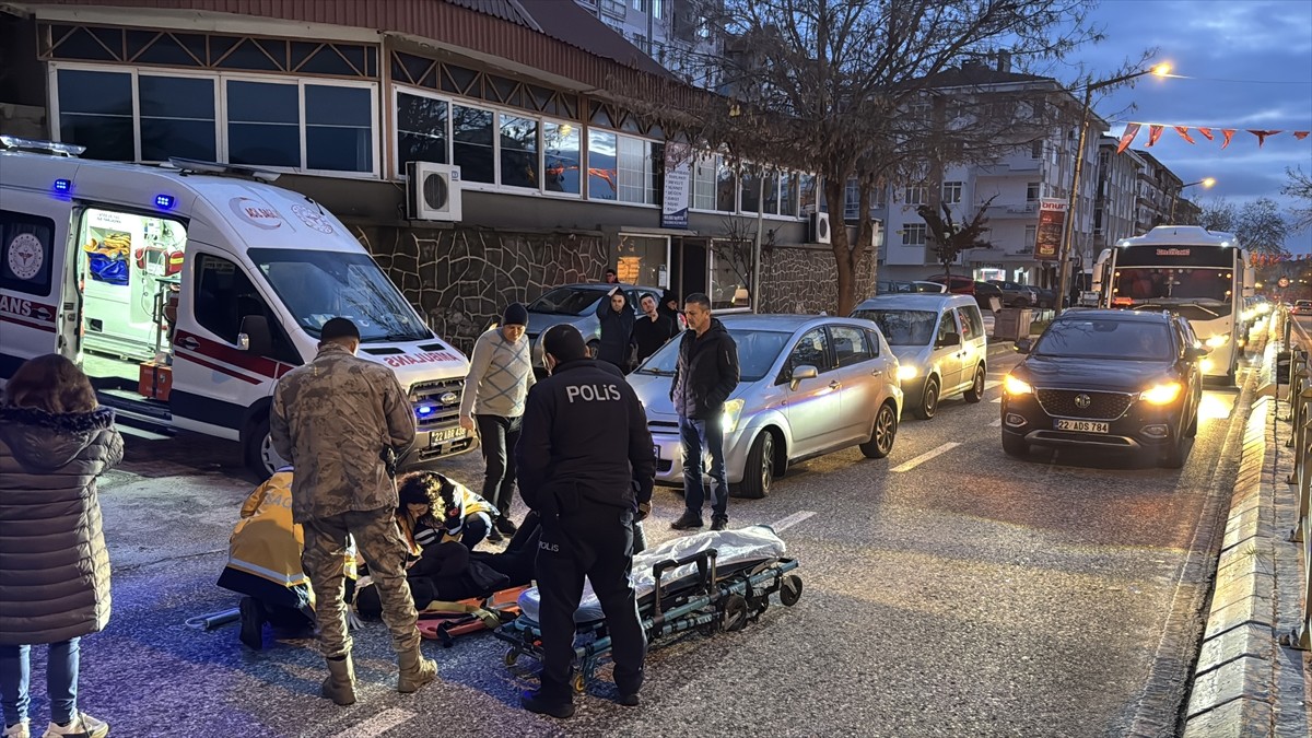 Edirne'de otomobilin çarptığı lise öğrencisi yaralandı. Sağlık ekiplerince ilk müdahalesi olay...