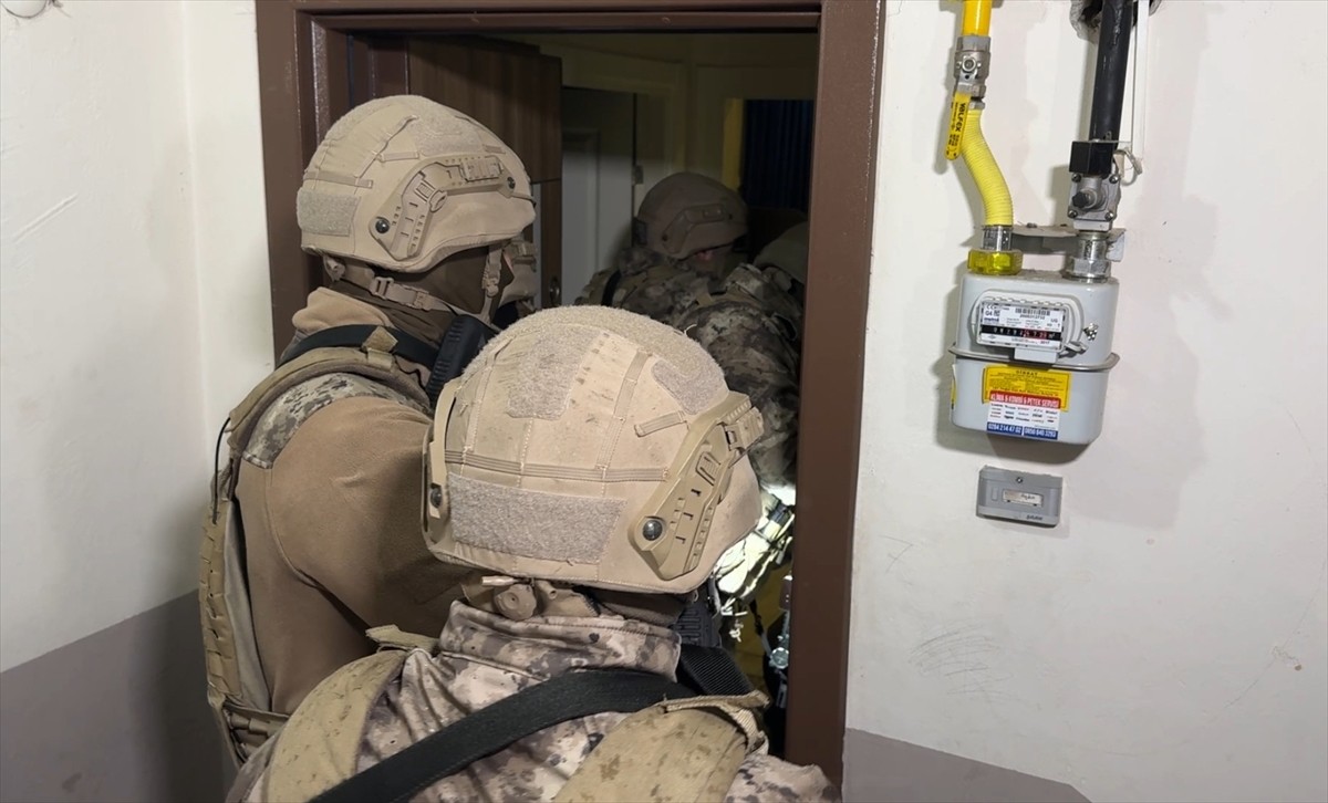 Edirne'de sosyal medyadan silah veya kesici alet paylaşımı yapan ve aranan şüphelilere yönelik...