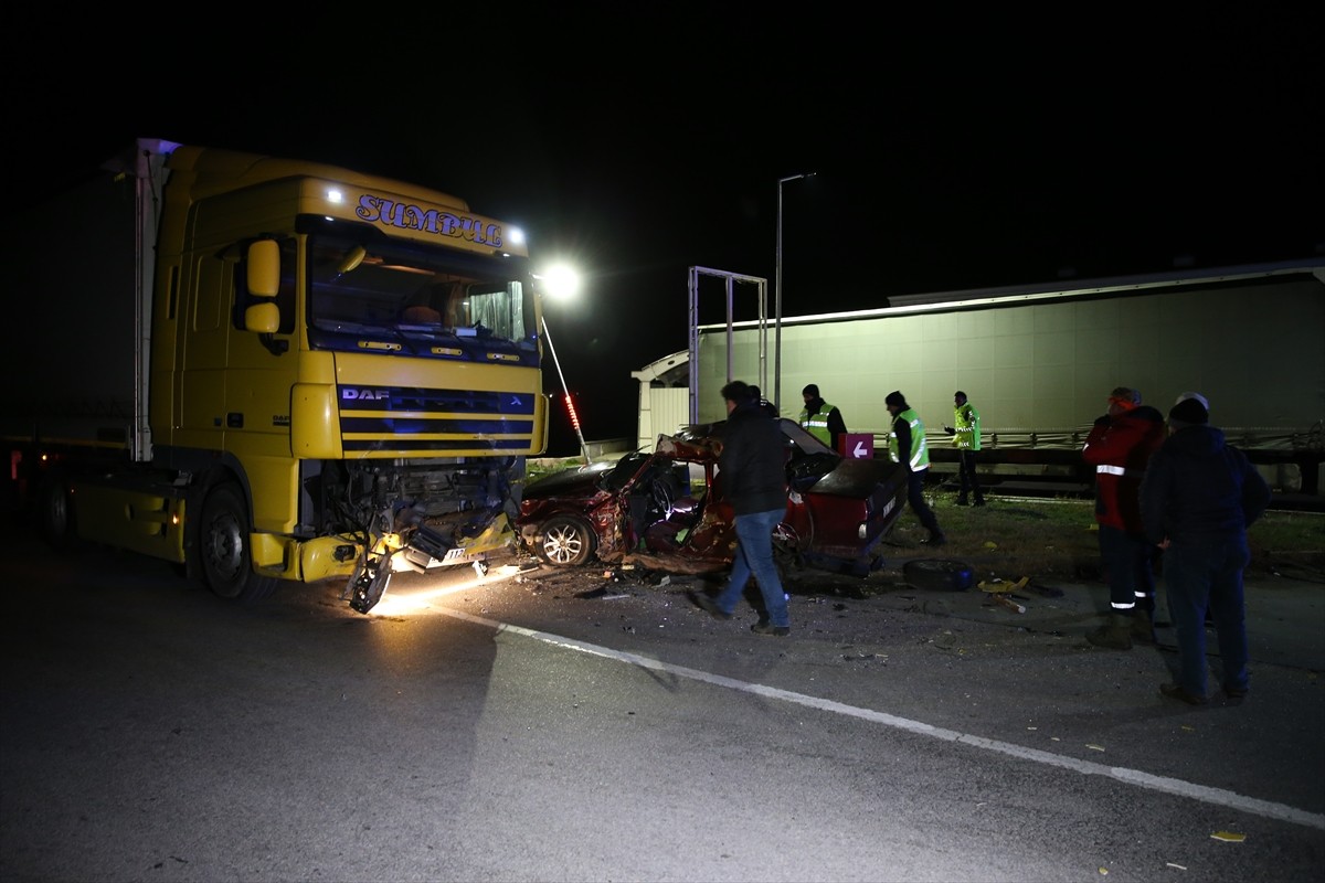  Edirne'nin Lalapaşa ilçesinde tırla çarpışan otomobilin sürücüsü ağır yaralandı.
