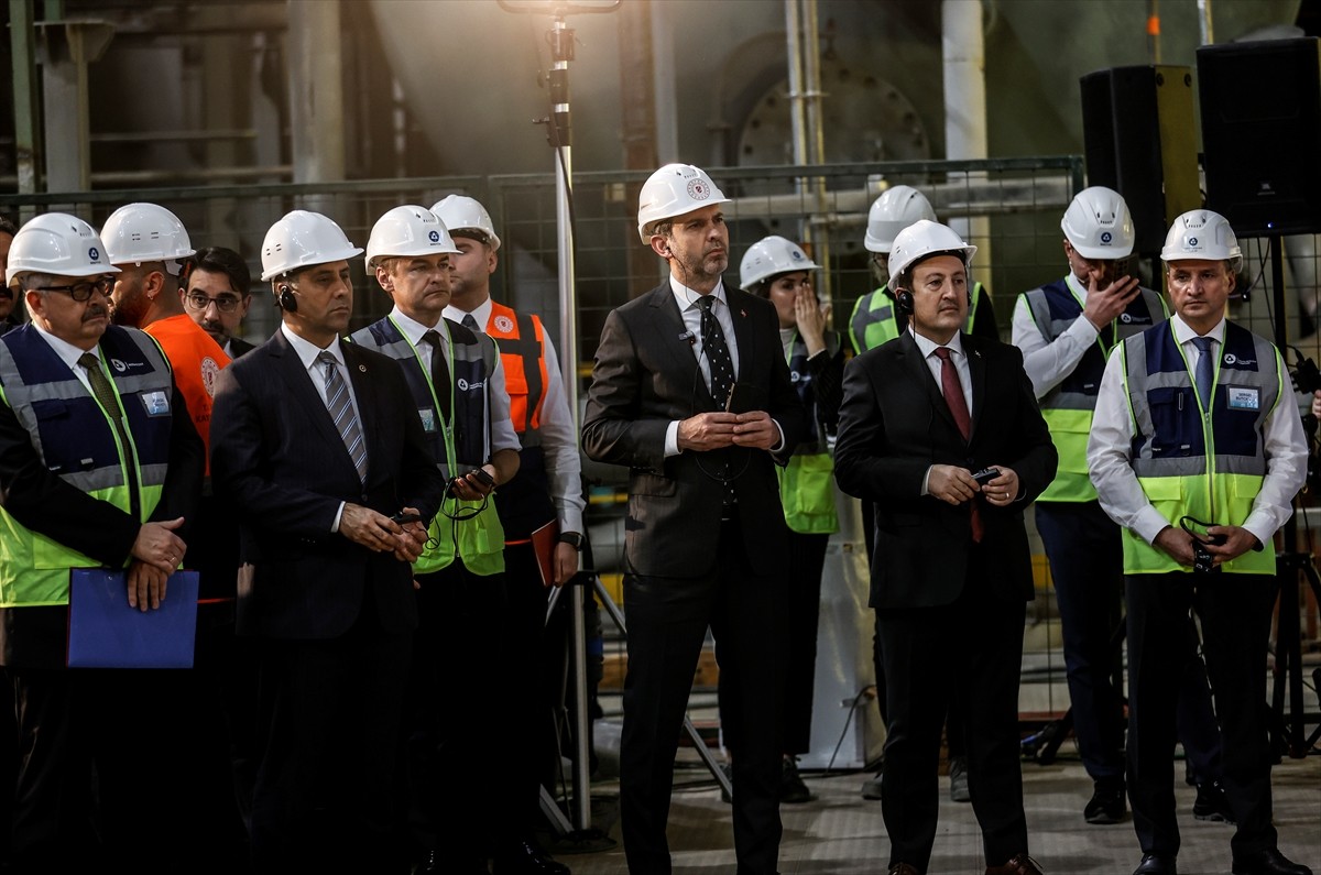 Enerji ve Tabii Kaynaklar Bakanı Alparslan Bayraktar (önde ortada), Mersin'de yapımı süren Akkuyu...