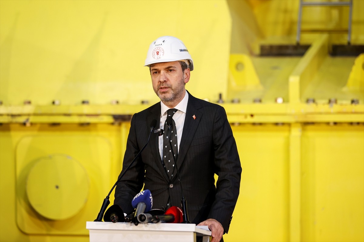 Enerji ve Tabii Kaynaklar Bakanı Alparslan Bayraktar (önde ortada), Mersin'de yapımı süren Akkuyu...