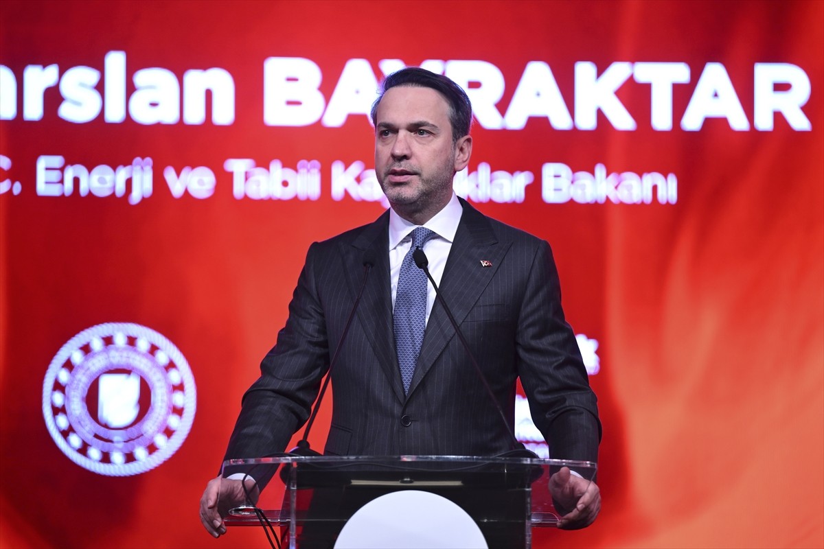 Enerji ve Tabii Kaynaklar Bakanı Alparslan Bayraktar (sağ2), İstanbul'da düzenlenen "5. Petrol...