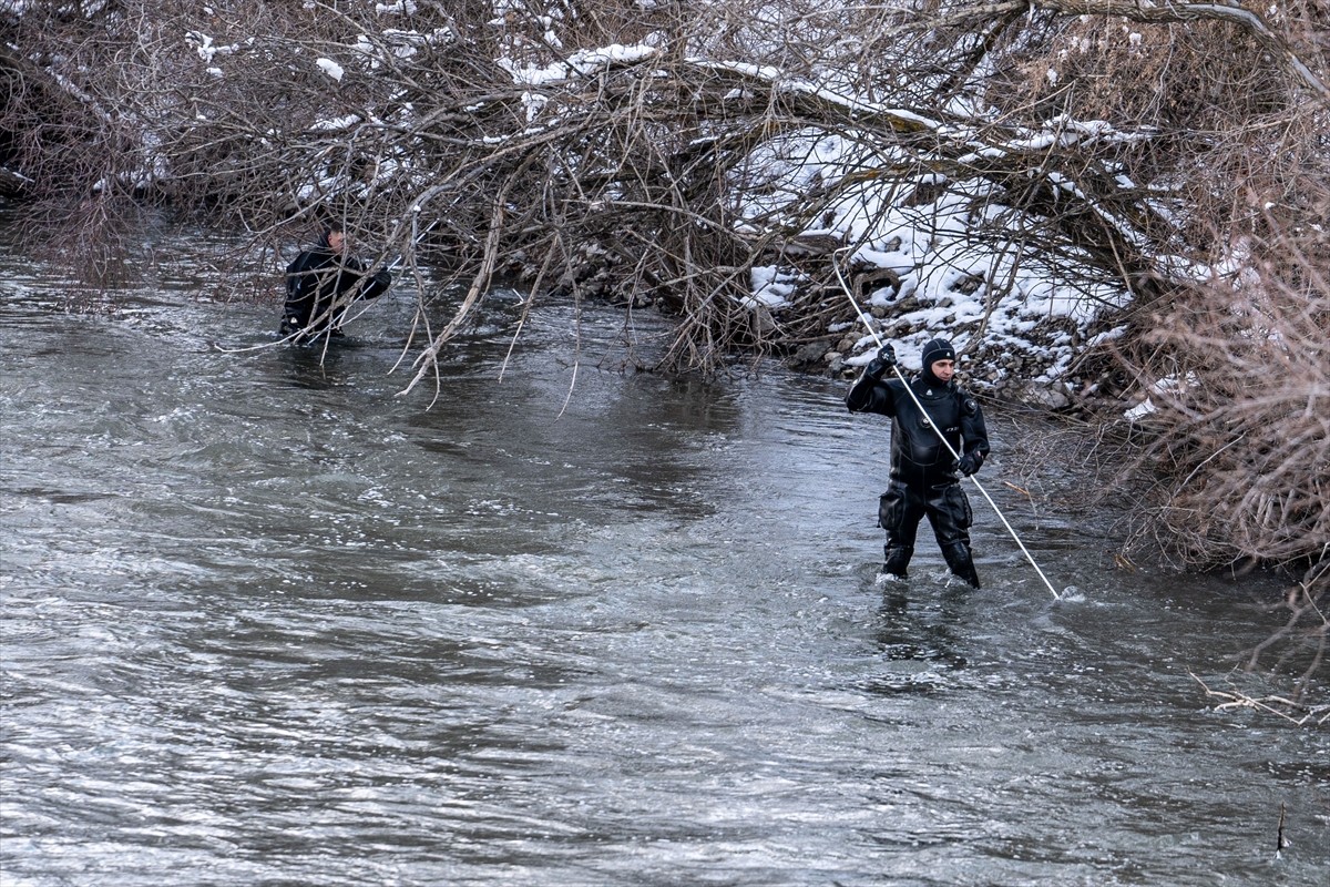 Erzurum'da, ailesinin kayıp ihbarı yaptığı öğretmenin cesedi, Karasu Nehri’nde bulundu. İl Afet ve...