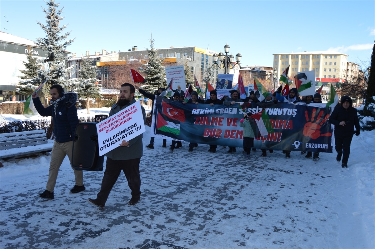 Erzurum'da hekim ve sağlık çalışanları, dondurucu soğuğa rağmen İsrail'in Gazze'ye yönelik...