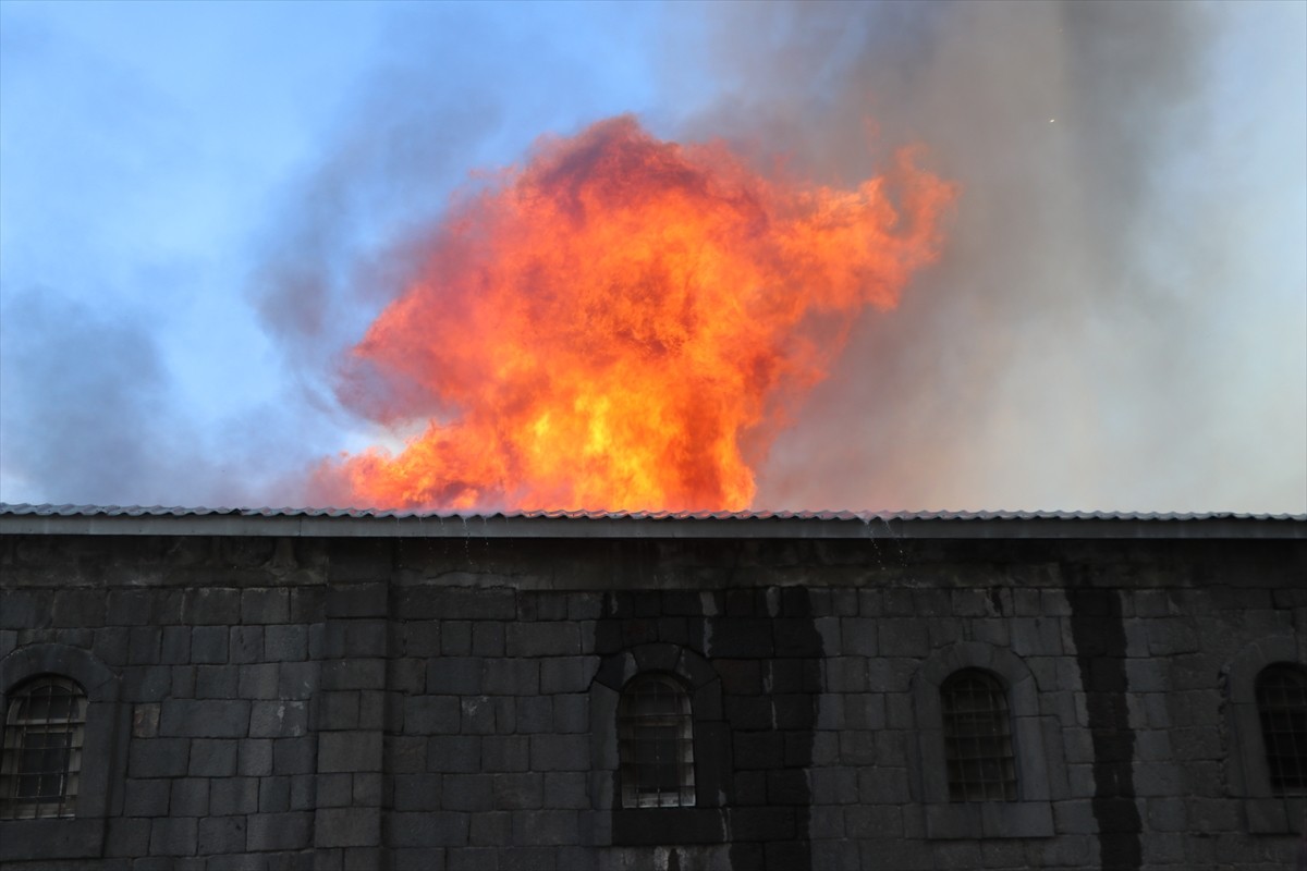 Erzurum'da yaklaşık 160 yıllık Taş Ambarlar'ın çatısında çıkan yangın kontrol altına...