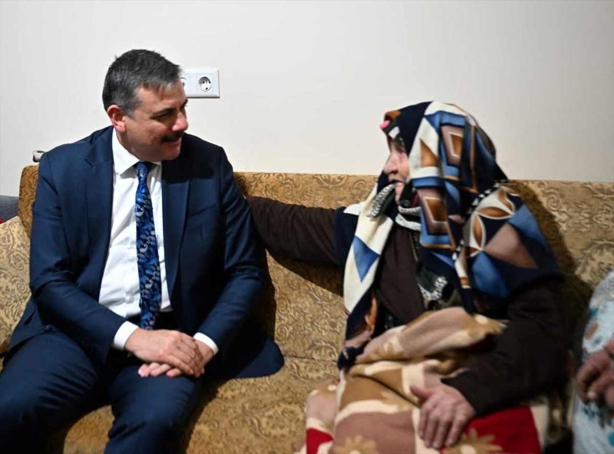 Erzurum Valisi Mustafa Çiftçi, kentte yaşlılara yönelik ev ziyaretlerini sürdürüyor. Bu kapsamda...
