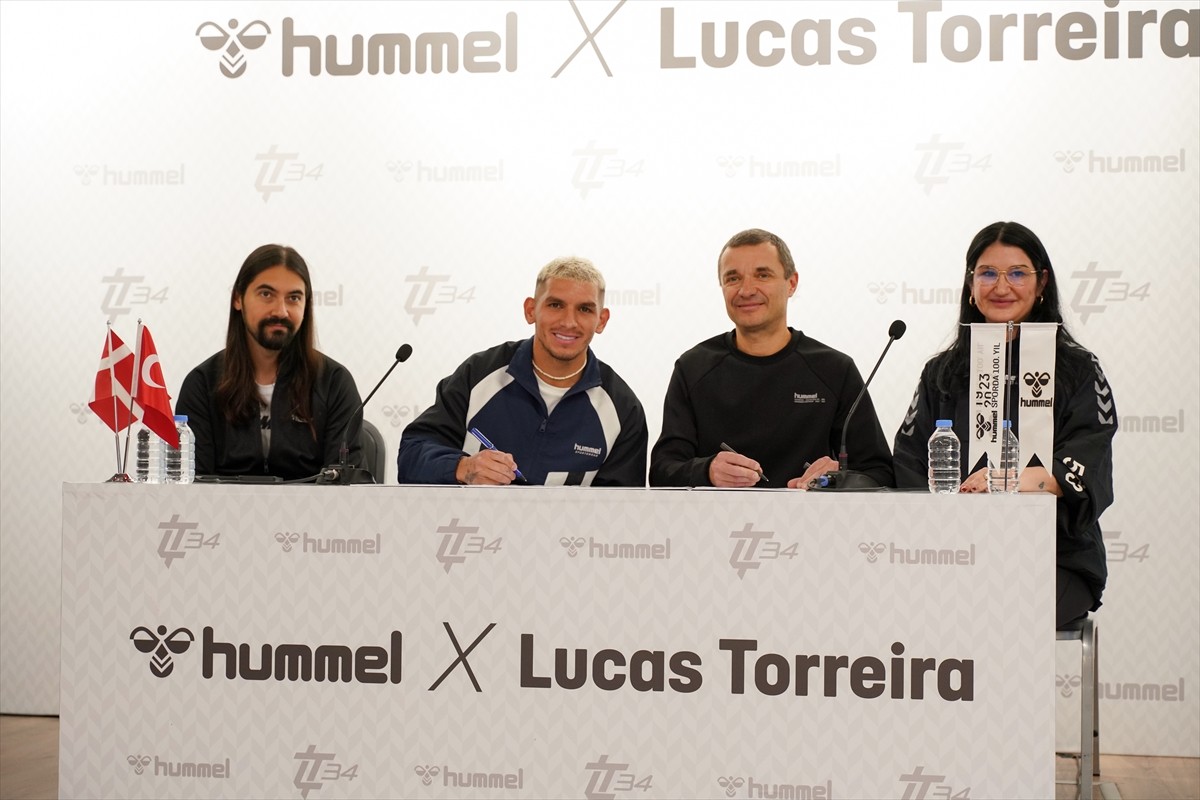 Galatasaray'ın Uruguaylı futbolcusu Lucas Torreira (sol 2), spor giyim firması hummel ile...