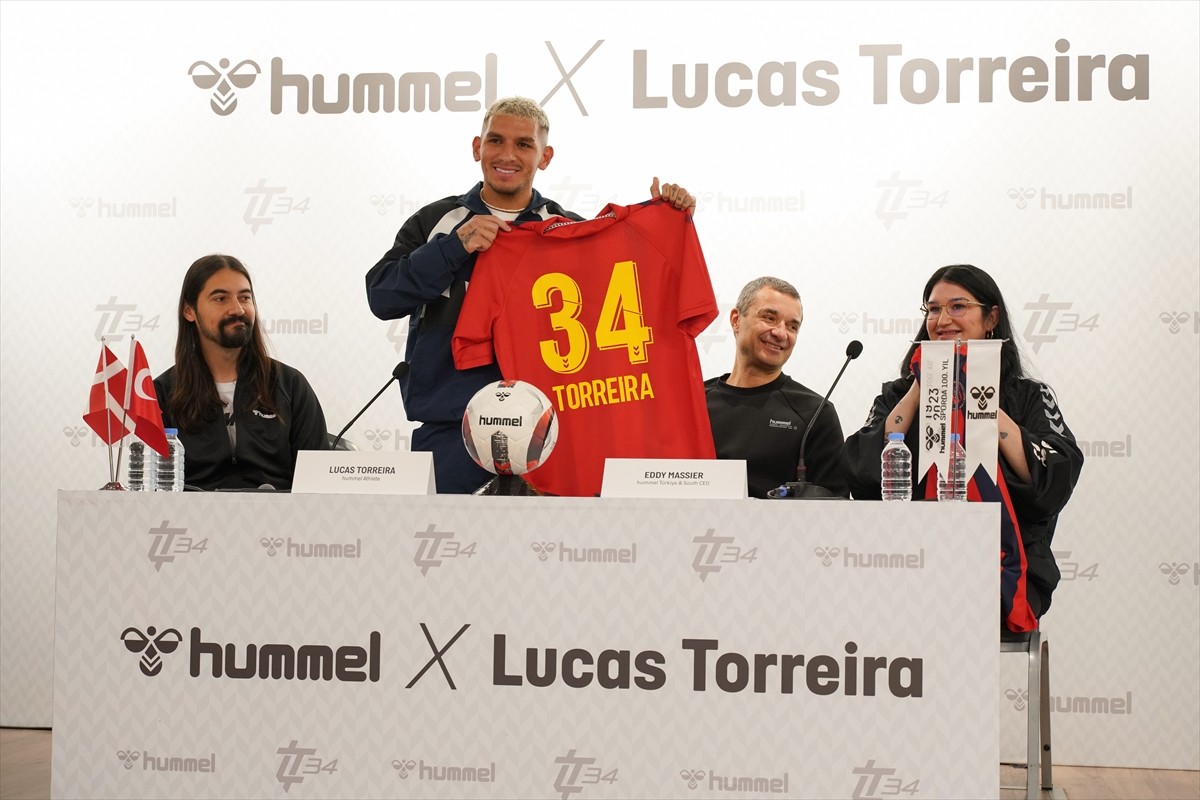 Galatasaray'ın Uruguaylı futbolcusu Lucas Torreira (sol 2), spor giyim firması hummel ile...