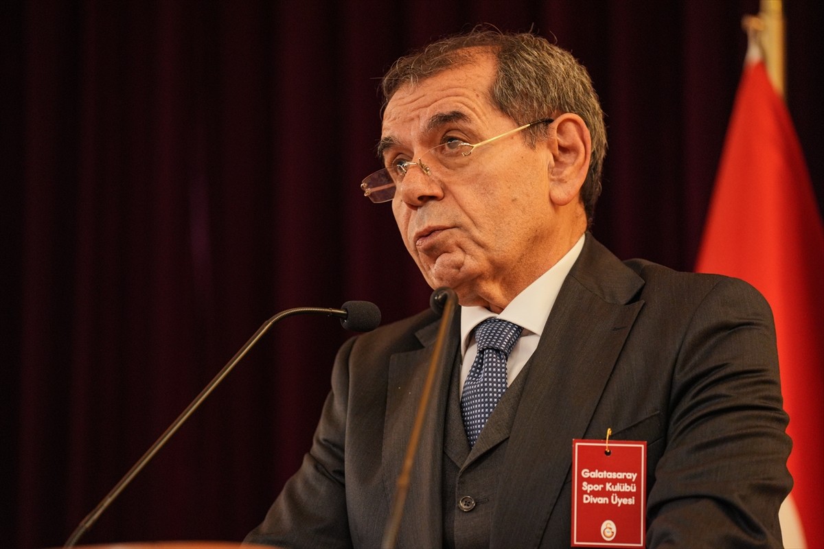 Galatasaray Kulübü Başkanı Dursun Özbek, Galatasaray Lisesi Tevfik Fikret Salonu'nda...