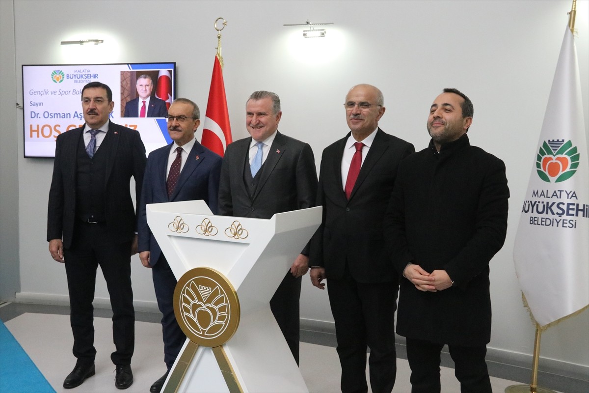 Gençlik ve Spor Bakanı Osman Aşkın Bak (sol 2), Malatya Valiliği'ni ziyaret etti. Ziyarette...