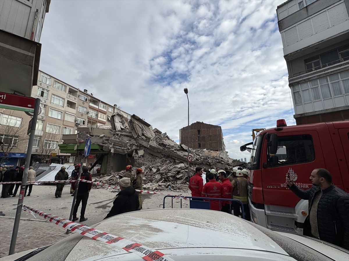 Güngören'de kentsel dönüşüm kapsamında boşaltılan binada çökme meydana geldi.