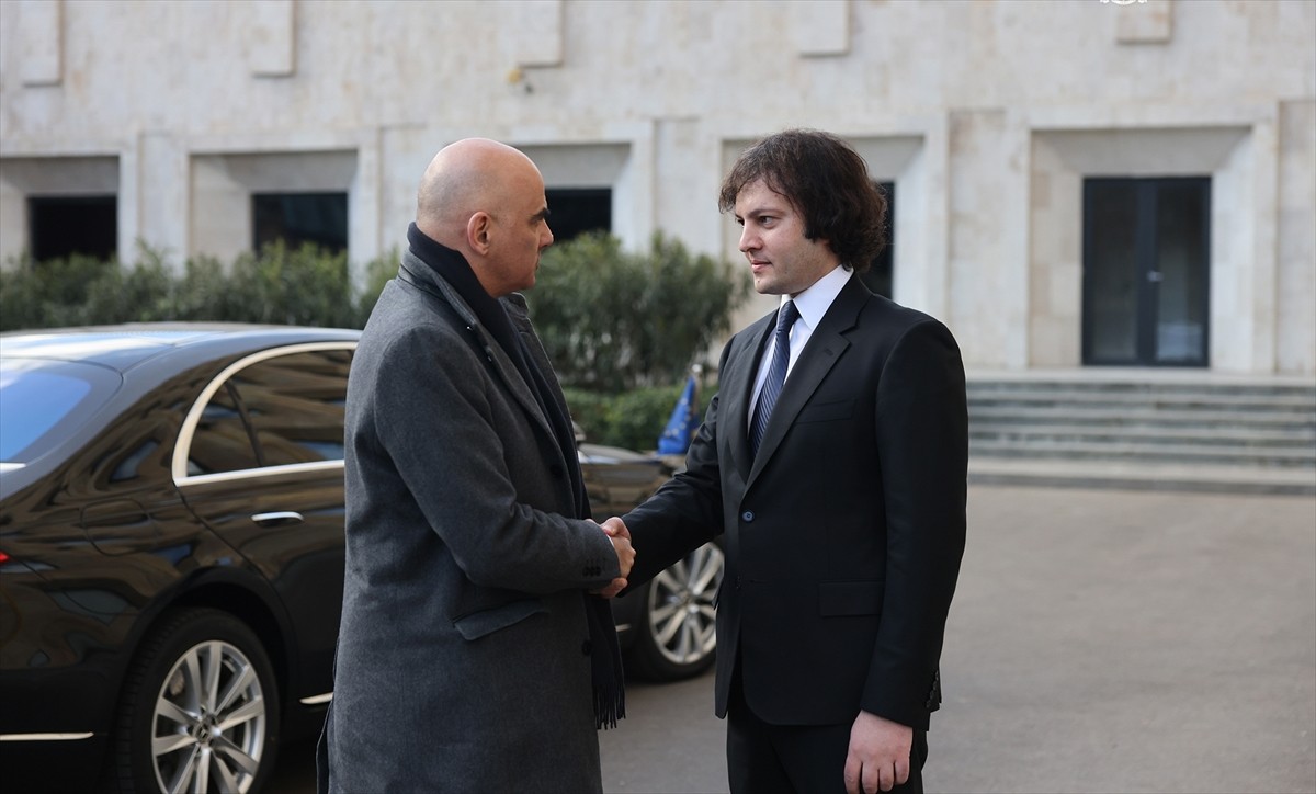 Gürcistan Başbakanı İrakli Kobakhidze (sağda), ülkesinde temaslarda bulunan Avrupa Konseyi Genel...