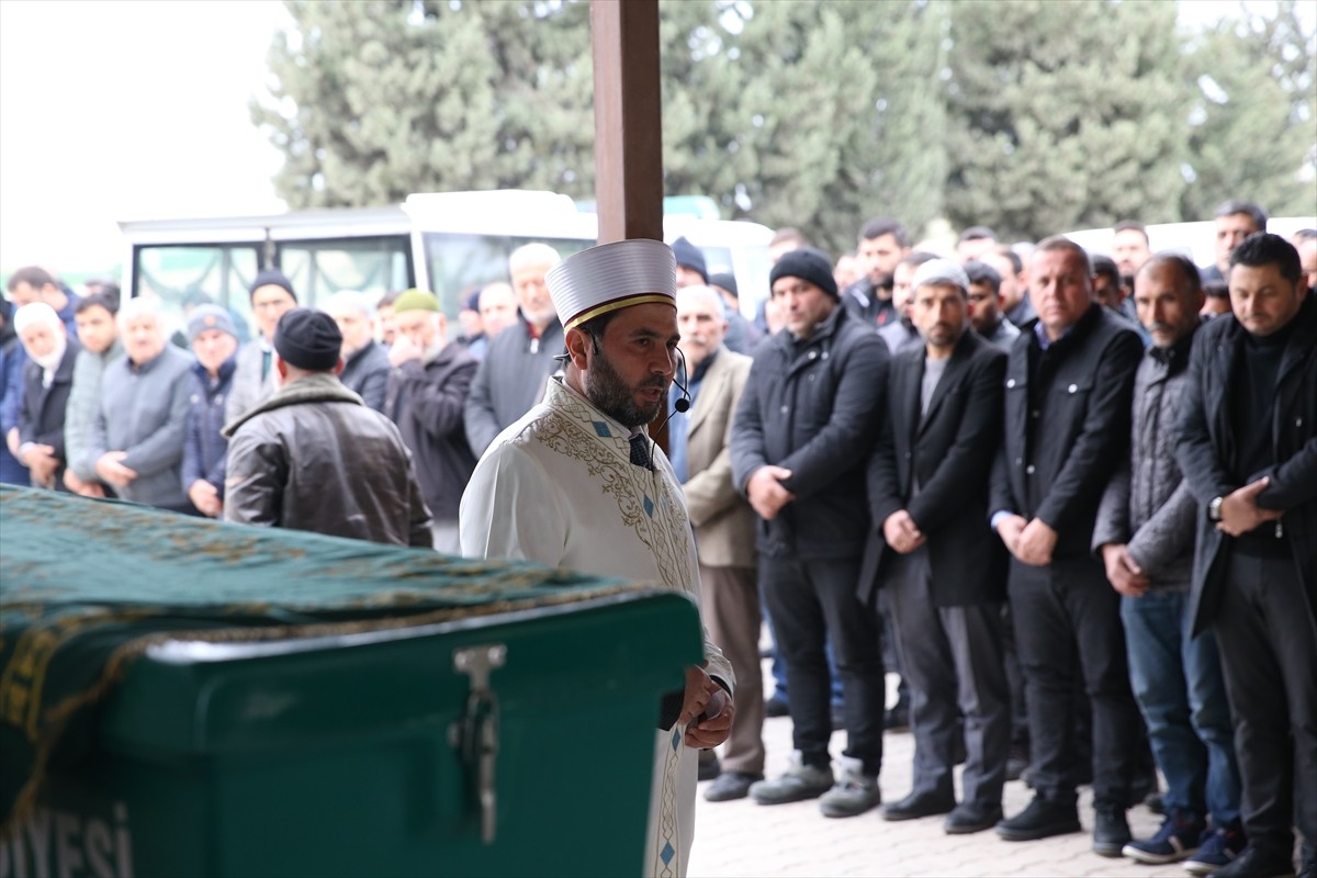 Hatay'ın İskenderun ilçesinde evlerinde zehirlenmeleri sonucu hayatını kaybeden anne ve 3...