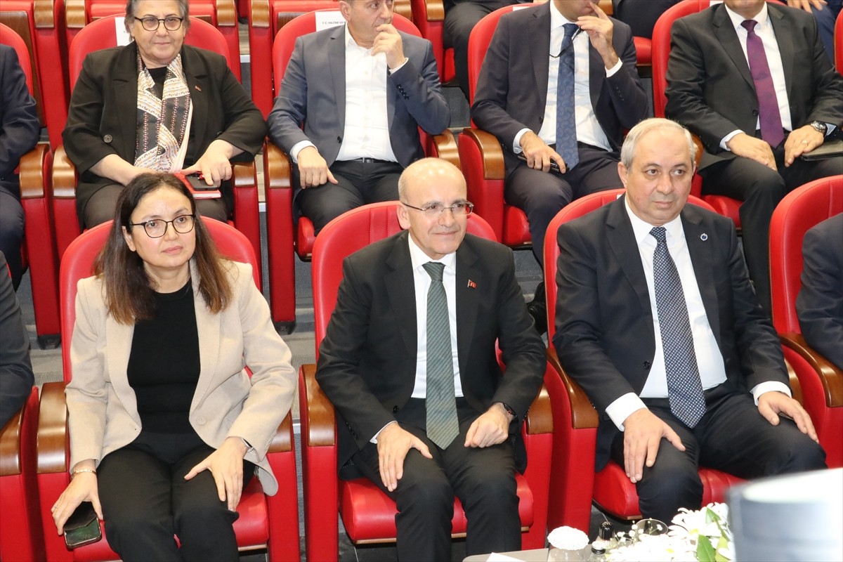 Hazine ve Maliye Bakanı Mehmet Şimşek (sağ 3), "İş Dünyası Buluşması" programı çerçevesinde...