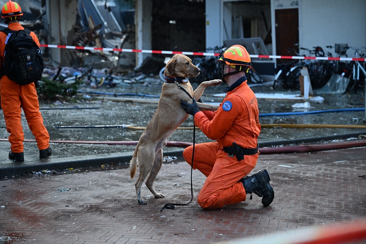 Hollanda'nın Lahey kentinde, bir apartmanda meydana gelen patlama sonucu binanın bir kısmının...