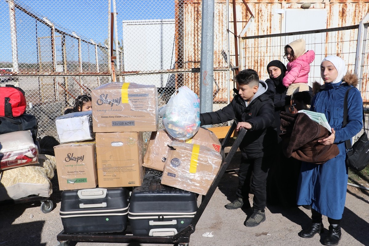 İç savaş sırasında Türkiye'ye sığınan Suriyelilerin 61 yıllık Baas rejiminin devrilmesi sonrasında...