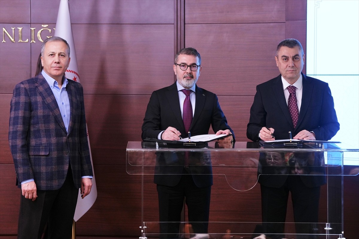 İçişleri Bakanı Ali Yerlikaya, Göç İdaresi Başkanlığı ile Türkiye İnsan Hakları ve Eşitlik Kurumu...