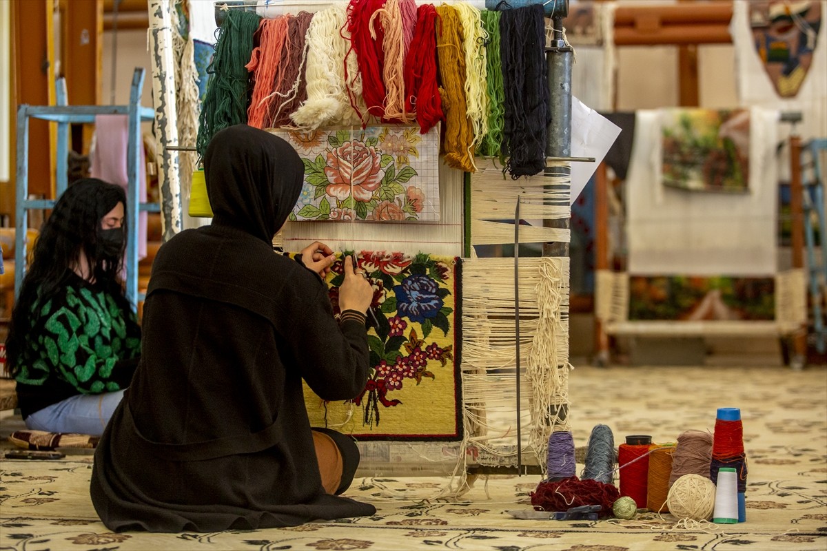 Irak’ın Erbil kentinde 26 yıldır hizmet veren Harir Halı Dokuma Atölyesi'nde çalışan kadınların...