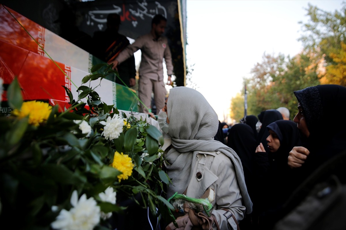 İran-Irak Savaşı'nda hayatını kaybeden ve naaşlarına yaklaşık 36 yıl sonra ulaşılan 300 İran...