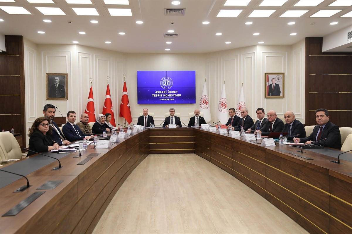 İşçi, işveren ve hükümet temsilcilerinden oluşan Asgari Ücret Tespit Komisyonu'nun, 2025'te...