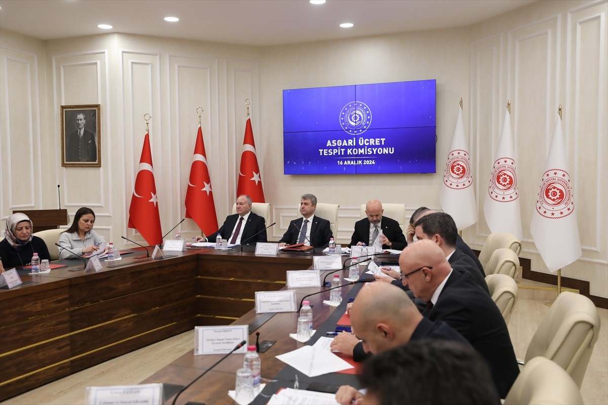 İşçi, işveren ve hükümet temsilcilerinden oluşan Asgari Ücret Tespit Komisyonu'nun, 2025'te...