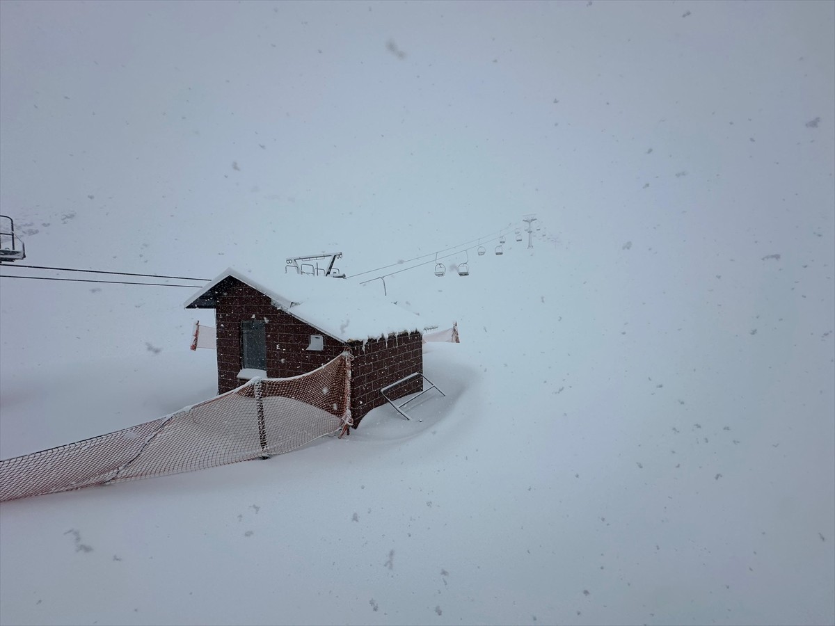 Isparta'da kar kalınlığının 61 santimetreye ulaştığı Davraz Kayak Merkezi, yarın kayakseverleri...